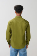 Camisa unicolor cuello button down en algodón con bolsillo
