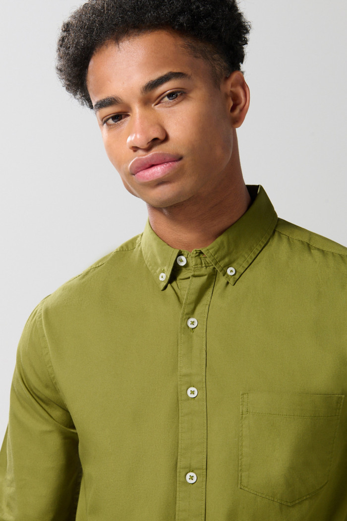 Camisa unicolor cuello button down en algodón con bolsillo