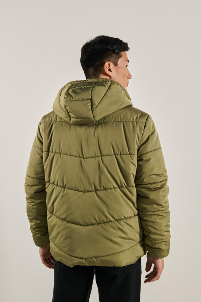 Chaqueta acolchada unicolor con capota y bolsillos con tapa