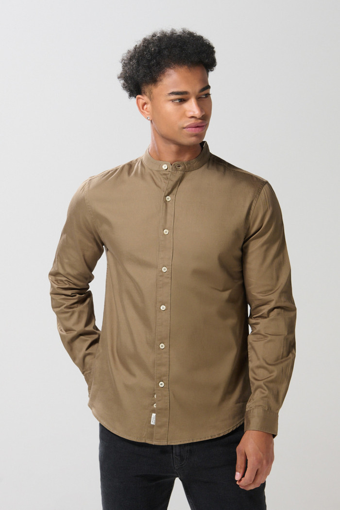Camisa en algodón cuello nerú unicolor con manga larga