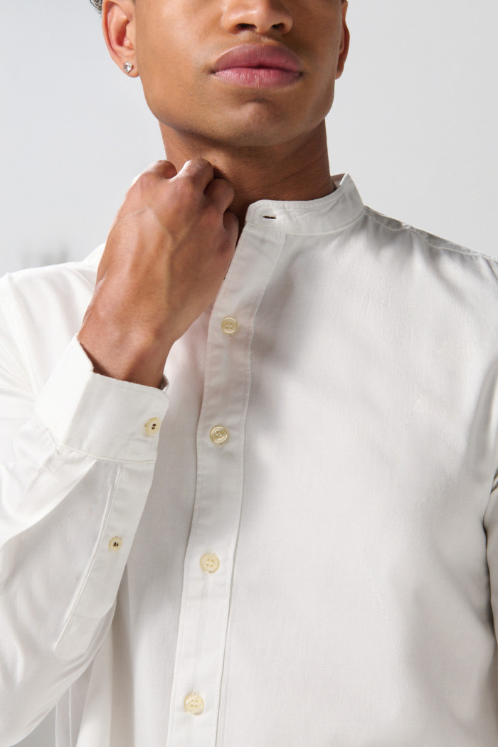 Camisa en algodón cuello nerú unicolor con manga larga