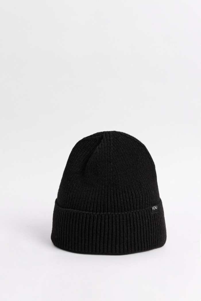 Gorro tejido negro con marquilla decorativa en frente