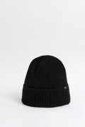 Gorro tejido negro con marquilla decorativa en frente