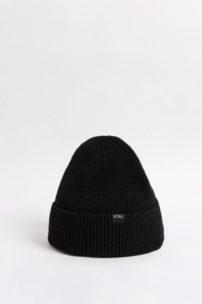 Gorro tejido negro con marquilla decorativa en frente