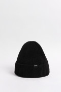 Gorro tejido negro con marquilla decorativa en frente