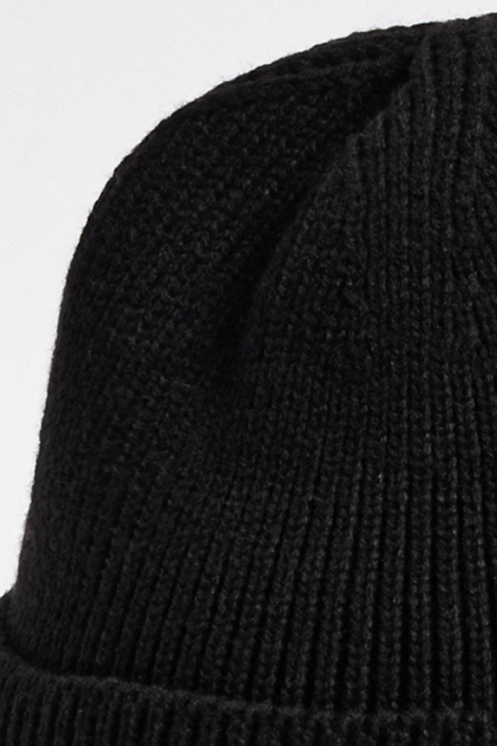 Gorro tejido negro con marquilla decorativa en frente