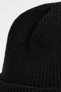 Gorro tejido negro con marquilla decorativa en frente