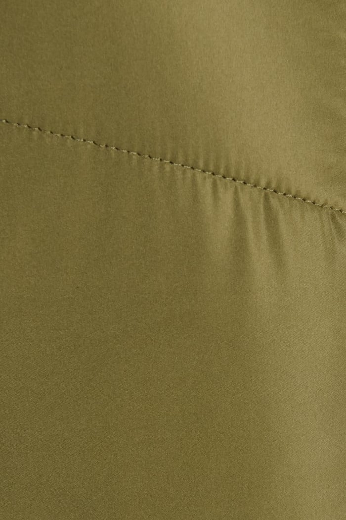 Chaqueta acolchada unicolor con capota y bolsillos con tapa