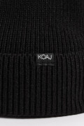 Gorro tejido negro con marquilla decorativa en frente