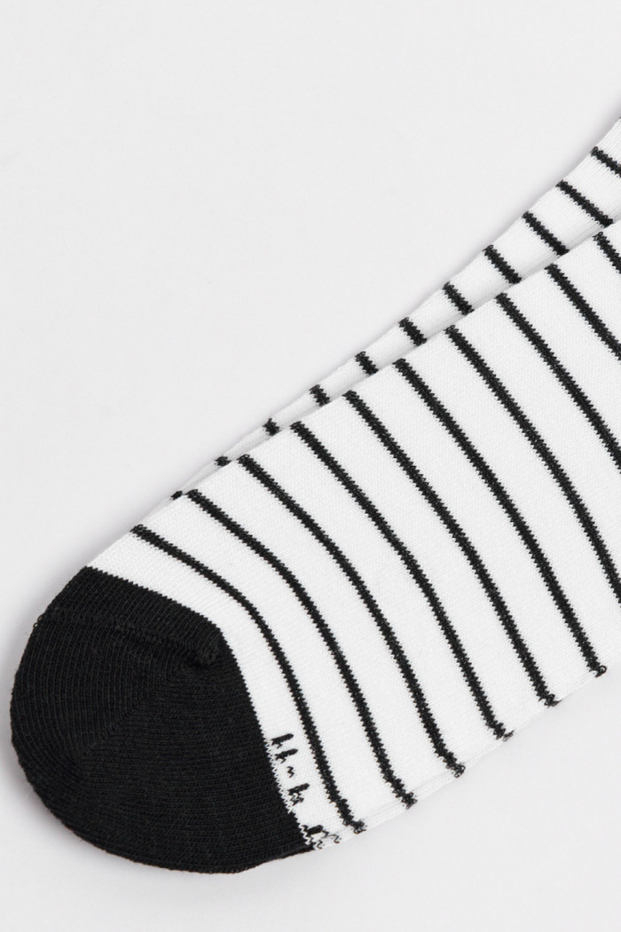 Medias largas cremas con rayas negras y contrastes