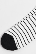 Medias largas cremas con rayas negras y contrastes