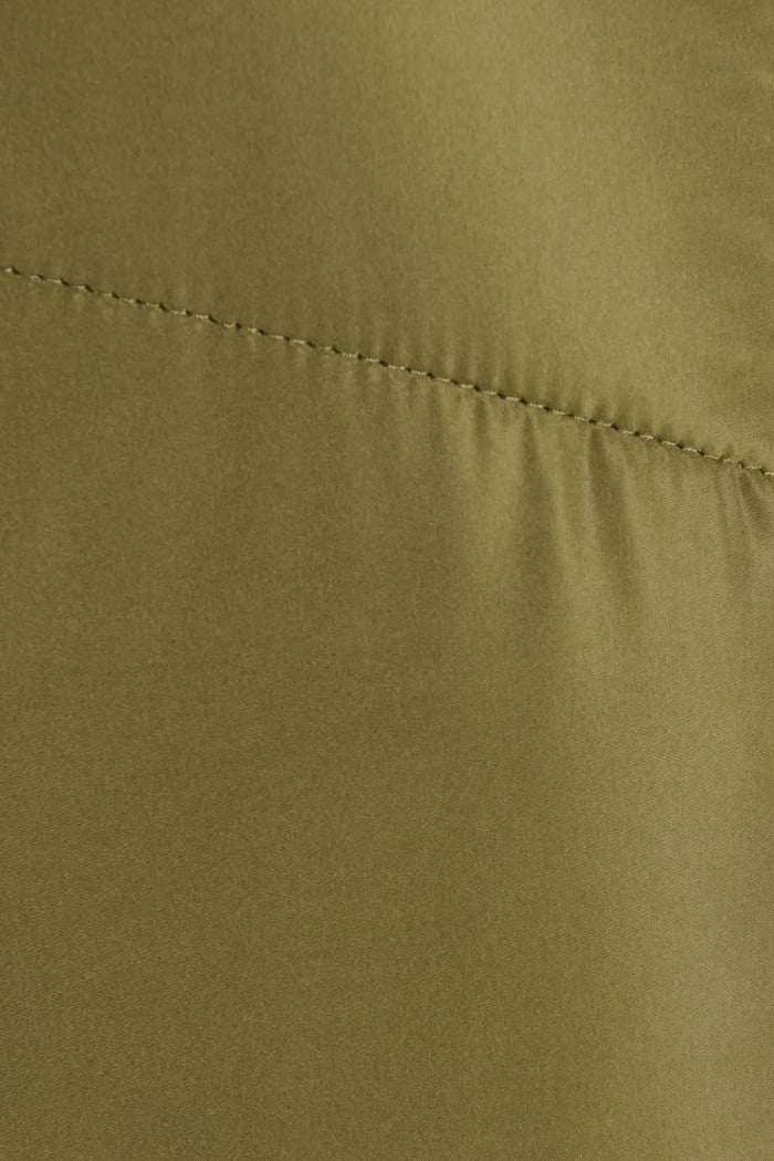 Chaqueta acolchada unicolor con capota y bolsillos con tapa