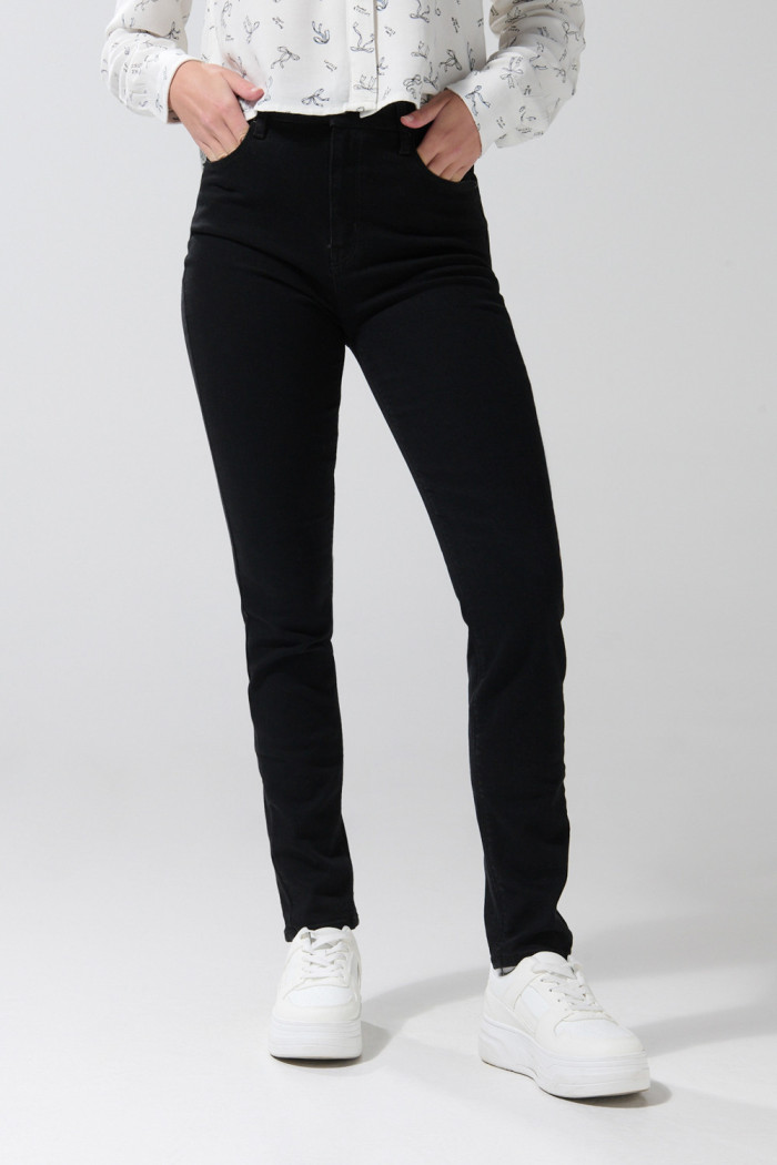 Jean negro jegging ajustado con bolsillos y súper tiro alto