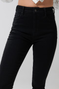 Jean negro jegging ajustado con bolsillos y súper tiro alto