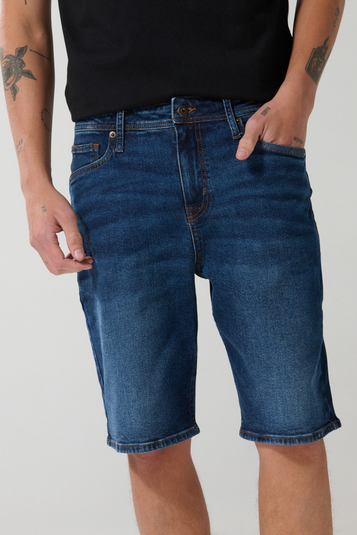Bermuda en jean tiro bajo slim azul oscura con cremallera