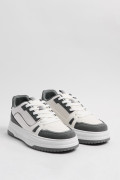 Tenis casuales unicolores con cordones y contrastes