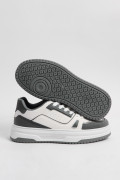 Tenis casuales unicolores con cordones y contrastes
