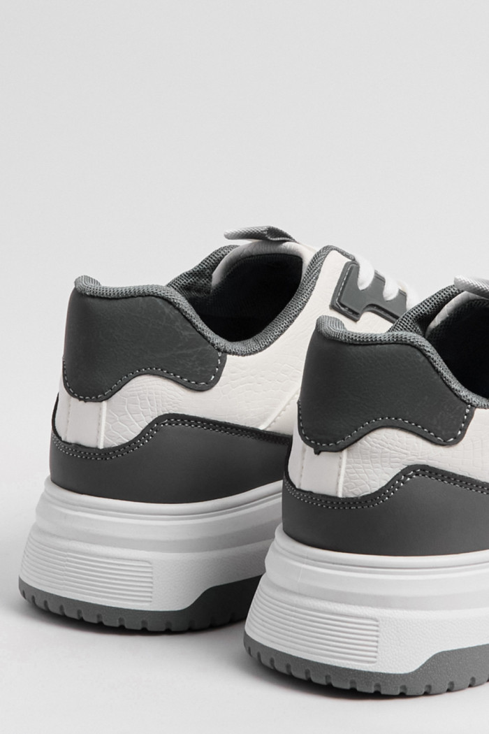 Tenis casuales unicolores con cordones y contrastes