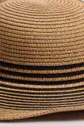 Sombrero café claro con ala ancha y líneas negras