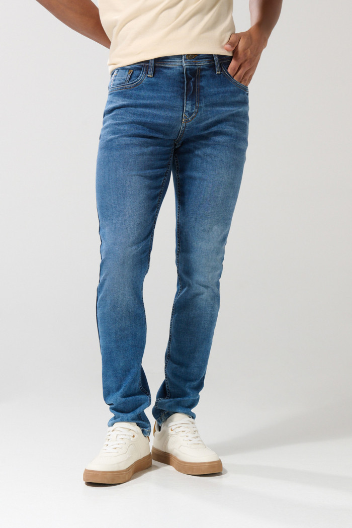 Jean skinny azul medio ceñido con tiro bajo
