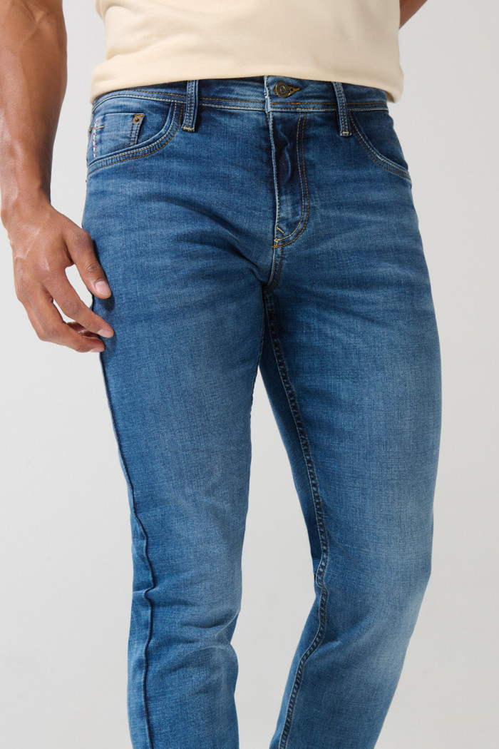 Jean skinny azul medio ceñido con tiro bajo