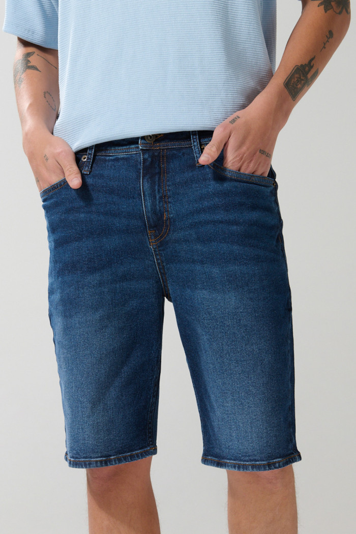 Bermuda slim en jean azul oscura con bolsillos y tiro bajo