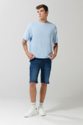 Bermuda slim en jean azul oscura con bolsillos y tiro bajo