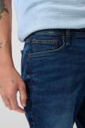 Bermuda slim en jean azul oscura con bolsillos y tiro bajo
