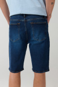 Bermuda slim en jean azul oscura con bolsillos y tiro bajo