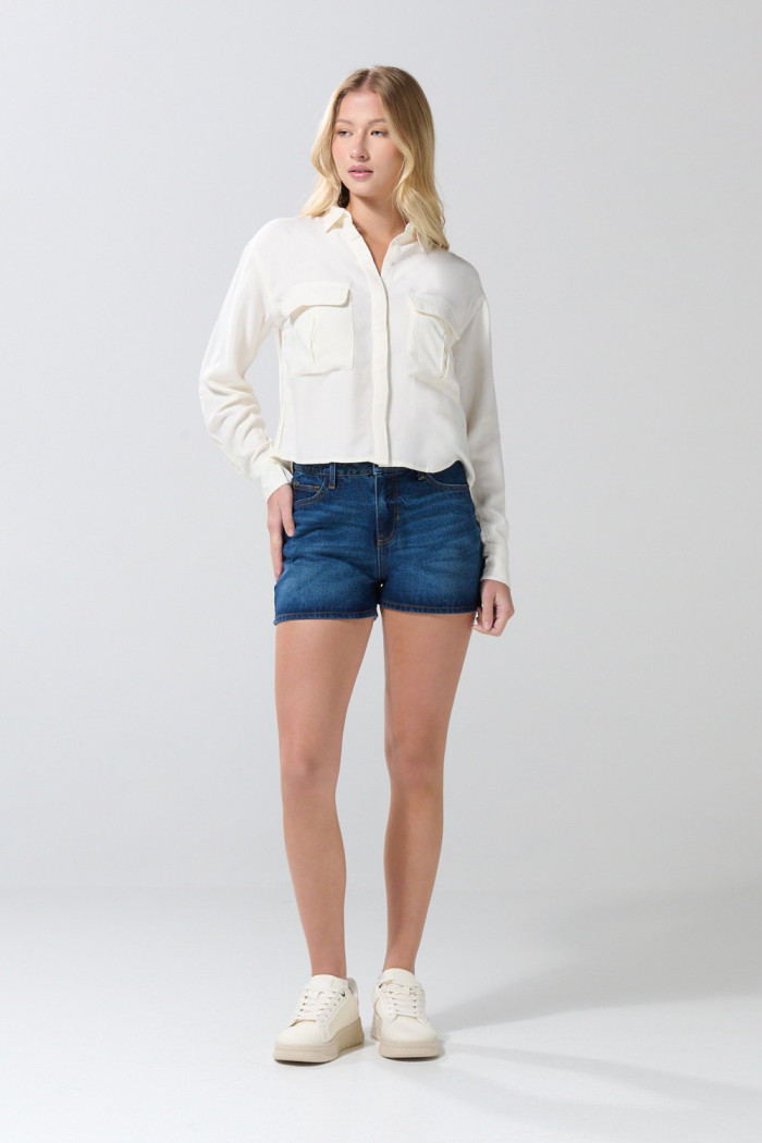 Short en jean azul tiro alto con costuras en contraste