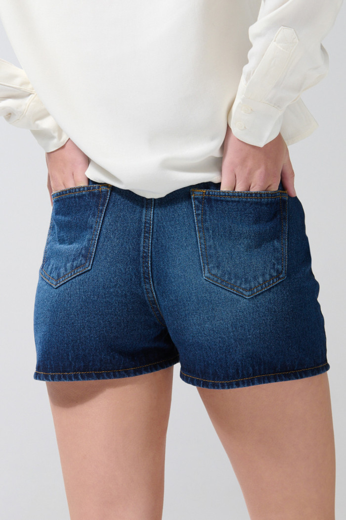 Short en jean azul tiro alto con costuras en contraste