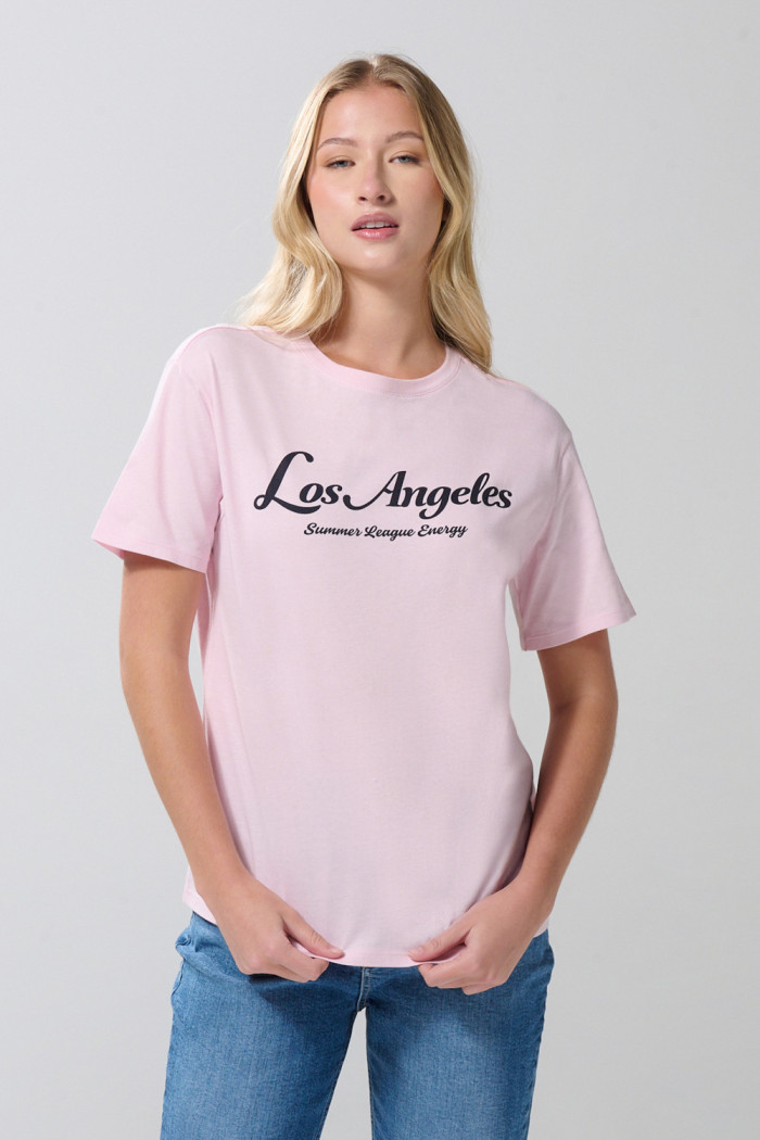 Camiseta rosada clara manga corta con arte college
