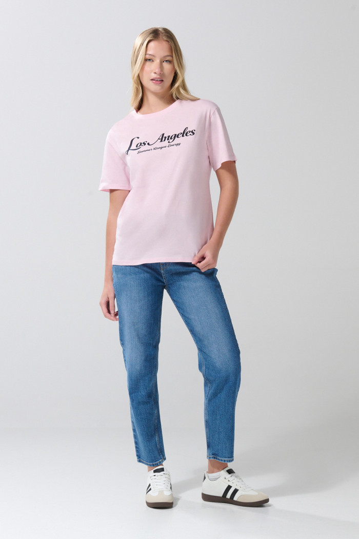 Camiseta rosada clara manga corta con arte college
