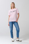 Camiseta rosada clara manga corta con arte college