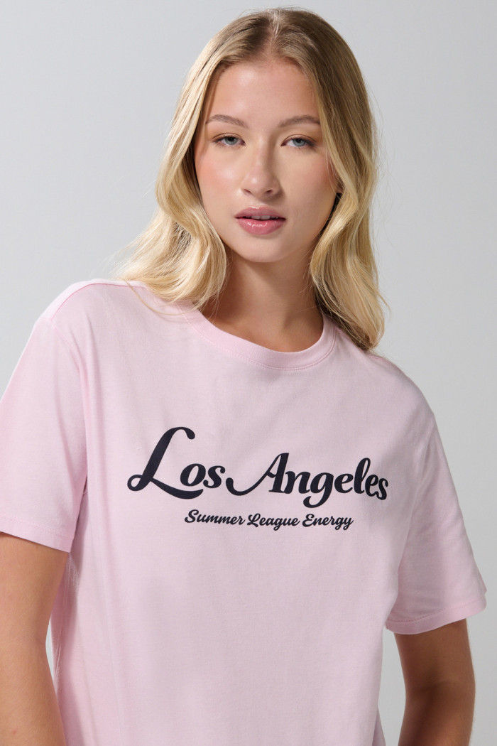 Camiseta rosada clara manga corta con arte college
