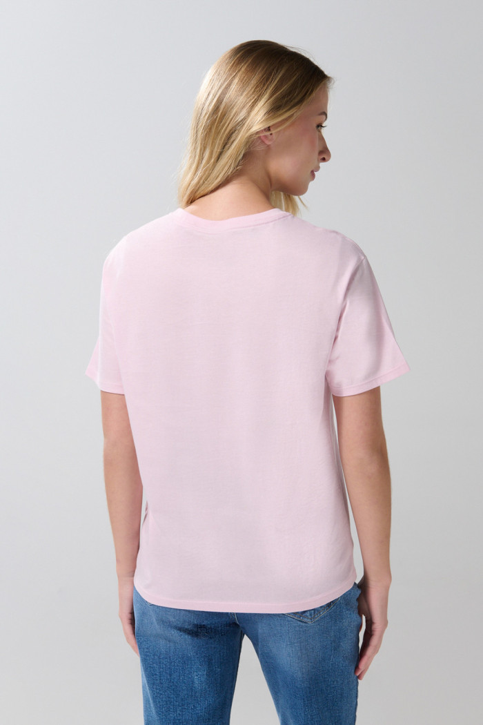 Camiseta rosada clara manga corta con arte college