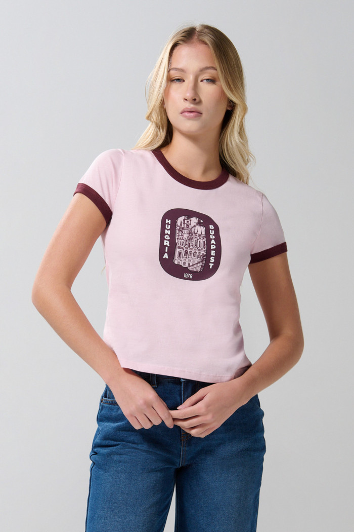 Camiseta rosada college manga corta con contrastes