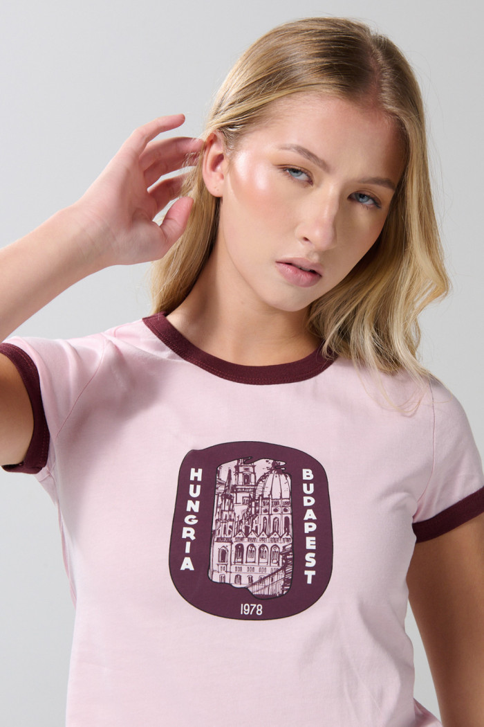 Camiseta rosada college manga corta con contrastes
