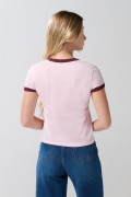 Camiseta rosada college manga corta con contrastes