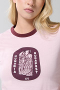 Camiseta rosada college manga corta con contrastes