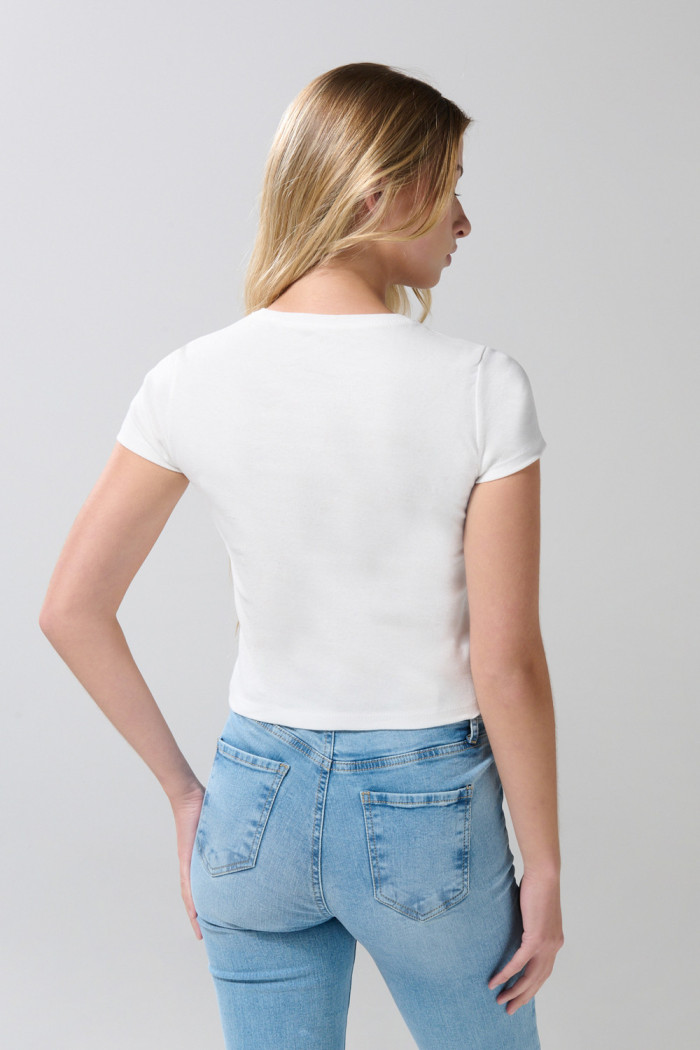 Camiseta acanalada crema college con manga corta