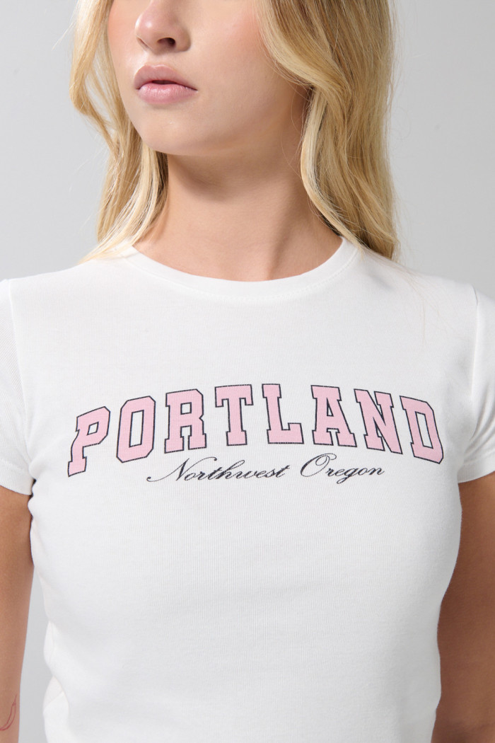Camiseta acanalada crema college con manga corta