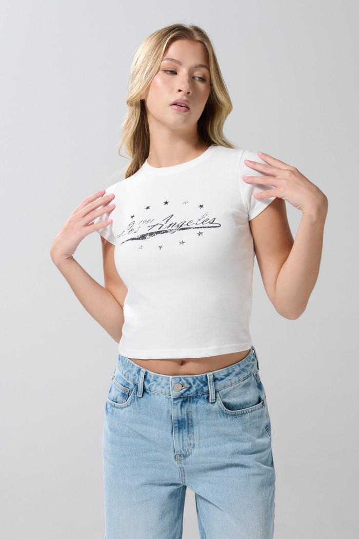 Camiseta college crema manga corta en tela acanalada