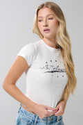 Camiseta college crema manga corta en tela acanalada