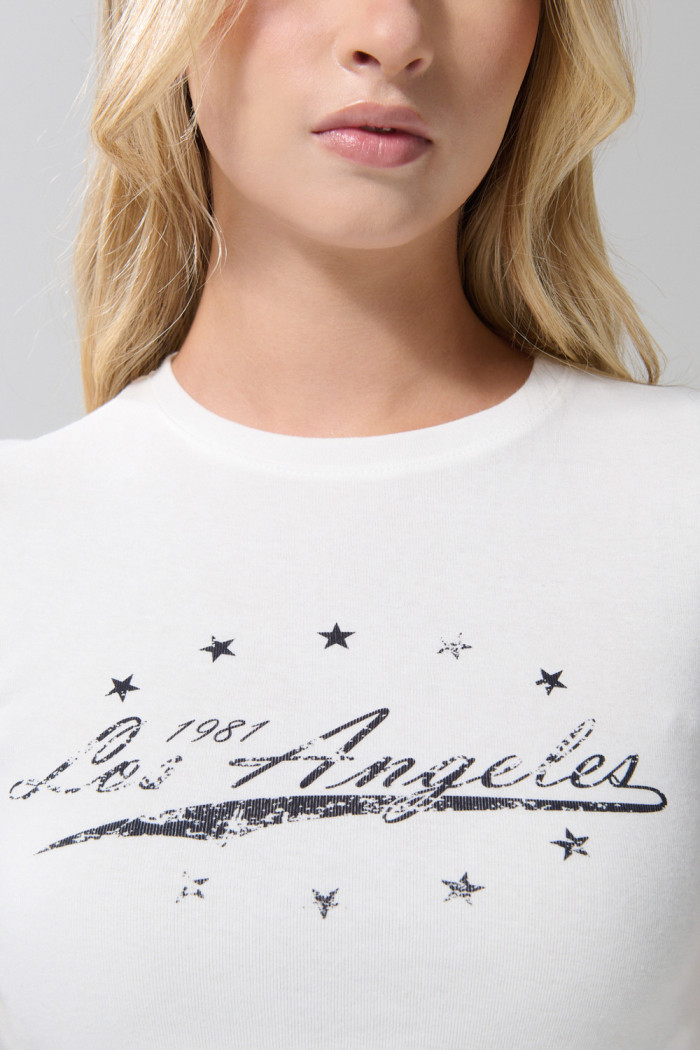 Camiseta college crema manga corta en tela acanalada