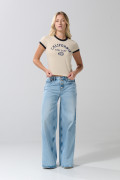Camiseta kaki clara college con manga corta y contrastes