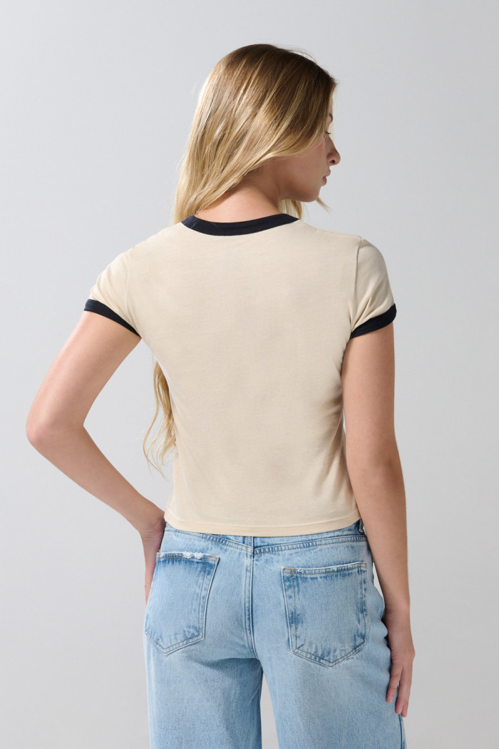 Camiseta kaki clara college con manga corta y contrastes