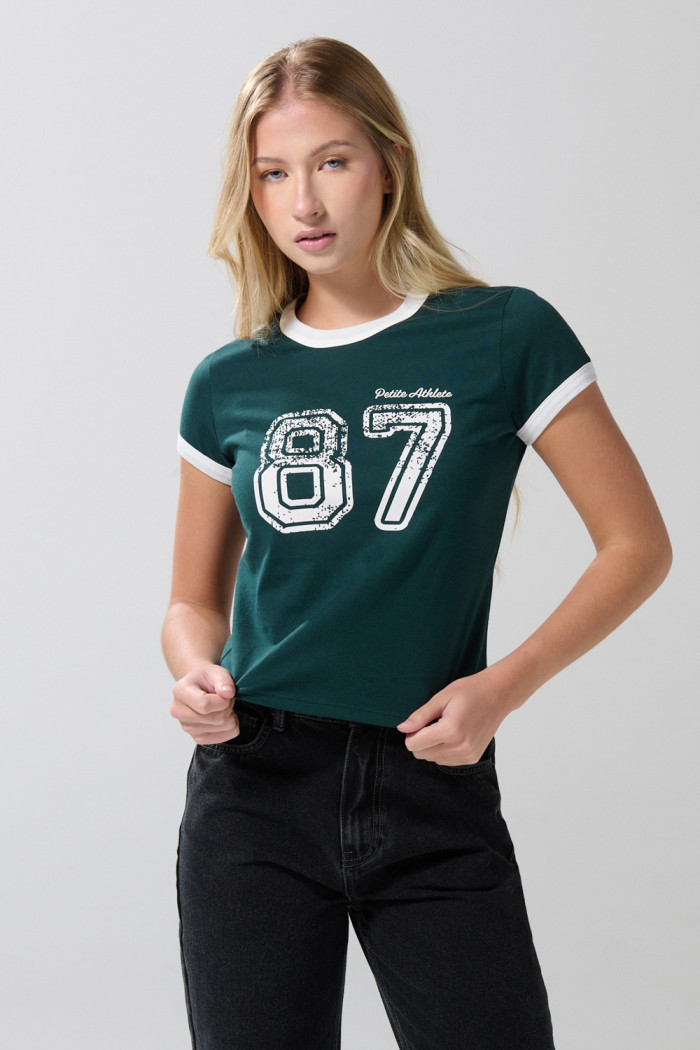 Camiseta verde college con contrastes blancos y manga corta