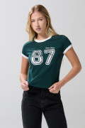 Camiseta verde college con contrastes blancos y manga corta