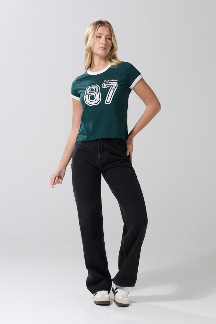 Camiseta verde college con contrastes blancos y manga corta